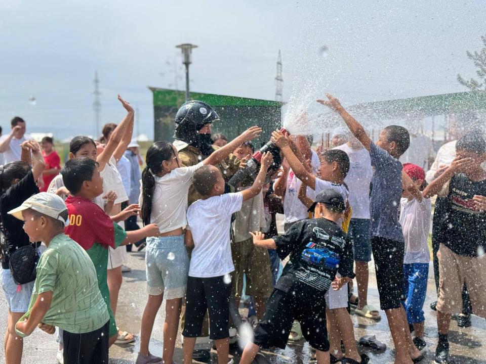 Құтқарушылар балаларға ТЖ кезіндегі қауіпсіздік шараларын үйретеді