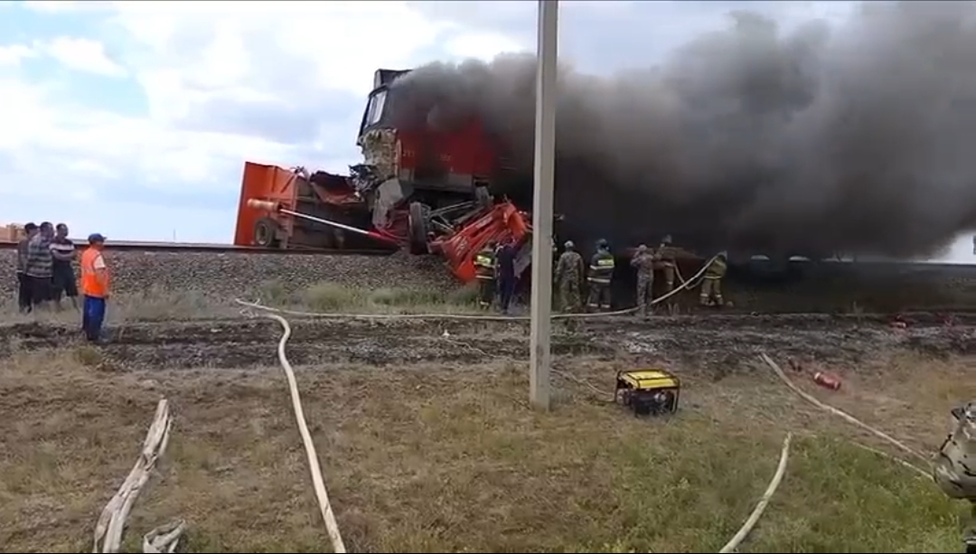 Жүк көлігі пойызбен соқтығысты