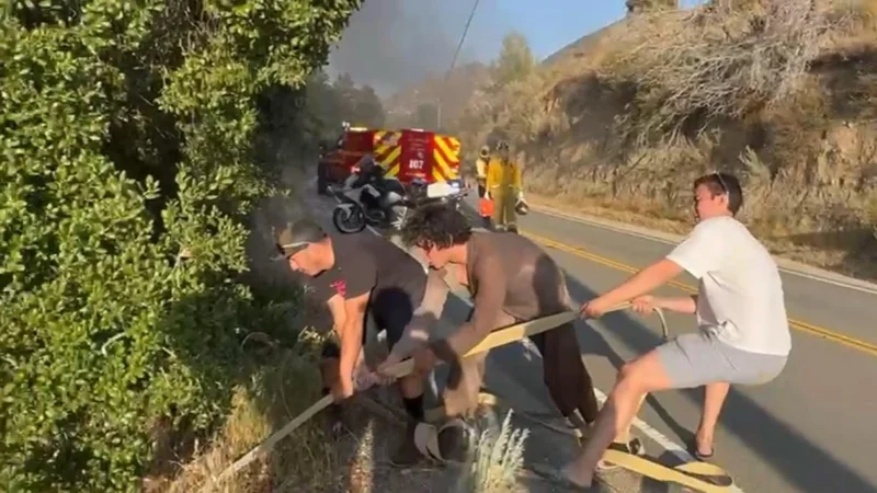 Қазақстандық актер өртеніп жатқан көліктен жүргізушіні құтқарып қалды