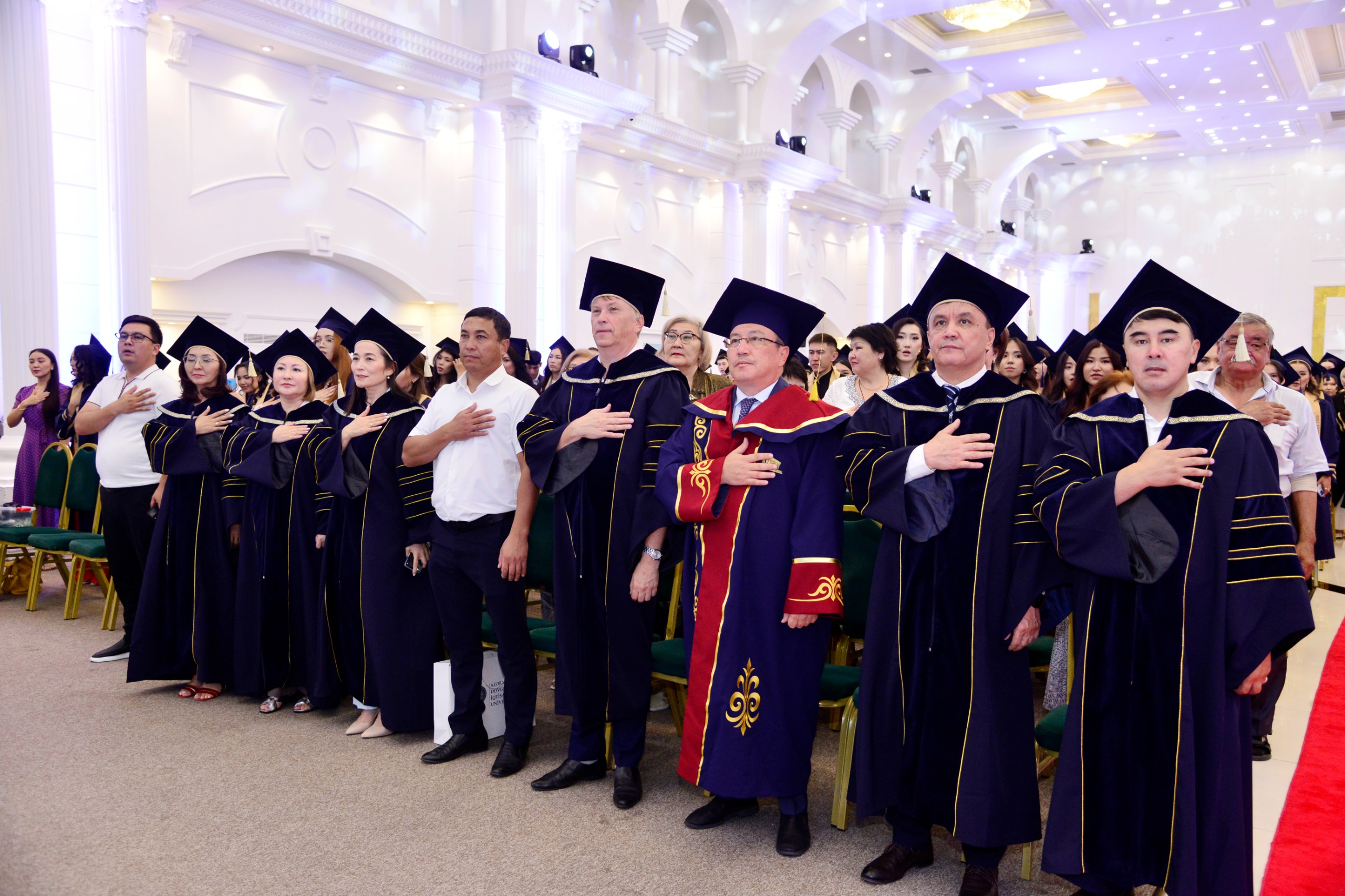 Абай атындағы ҚазҰПУ түлектеріне диплом табысталды