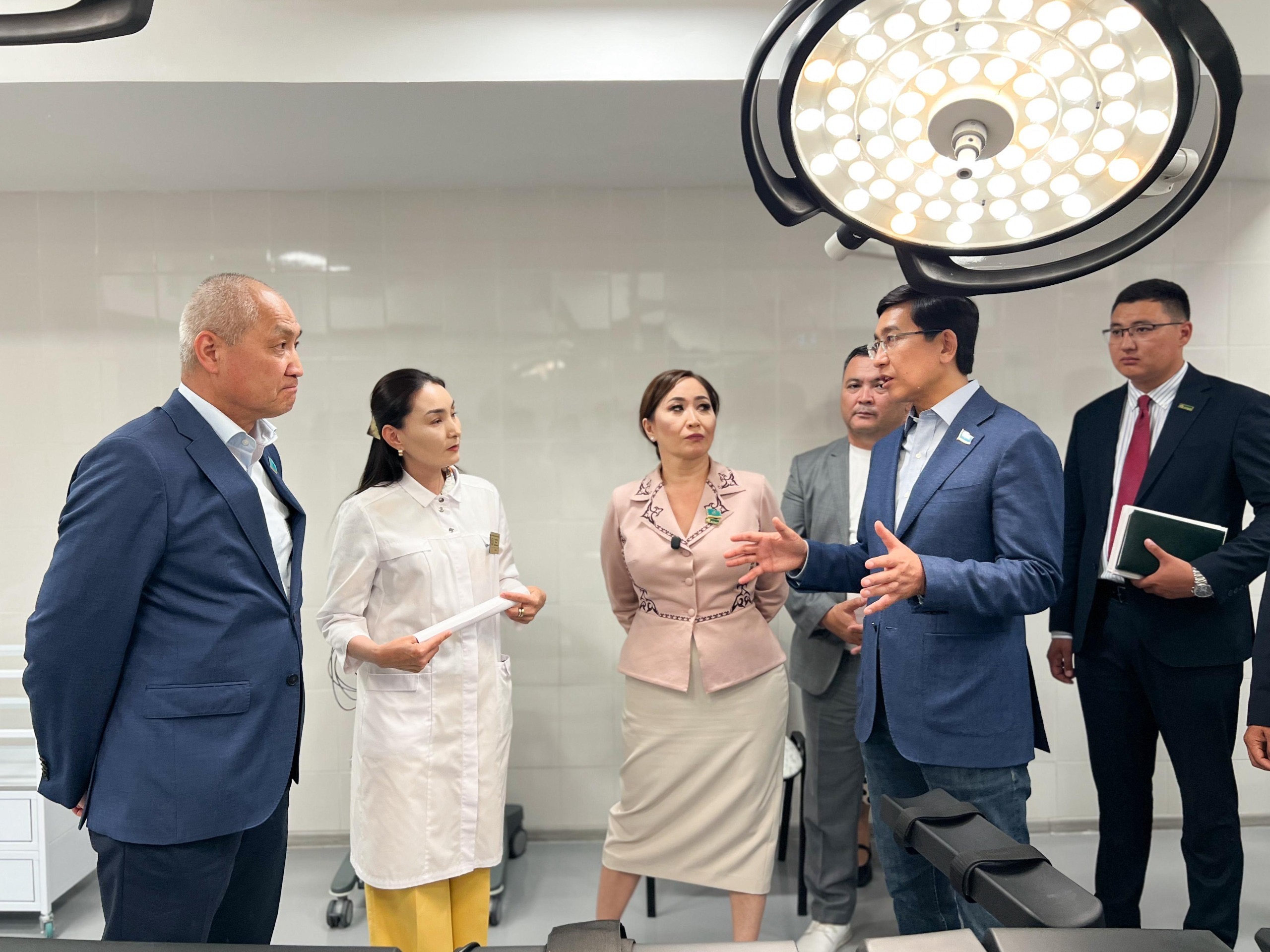 Мәжіліс депутаттары Маңғыстау ауылында ашылған аурухананың жұмысымен танысты