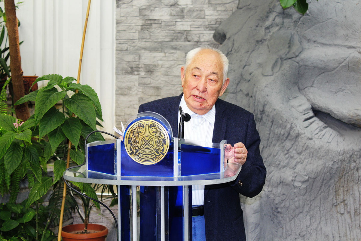 Сөз қазынасын зерделеген