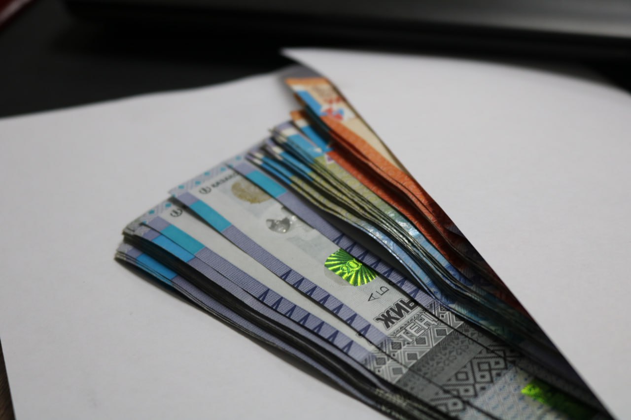 Алматыда ірі көлемде пара берген үш шенеунік ұсталды