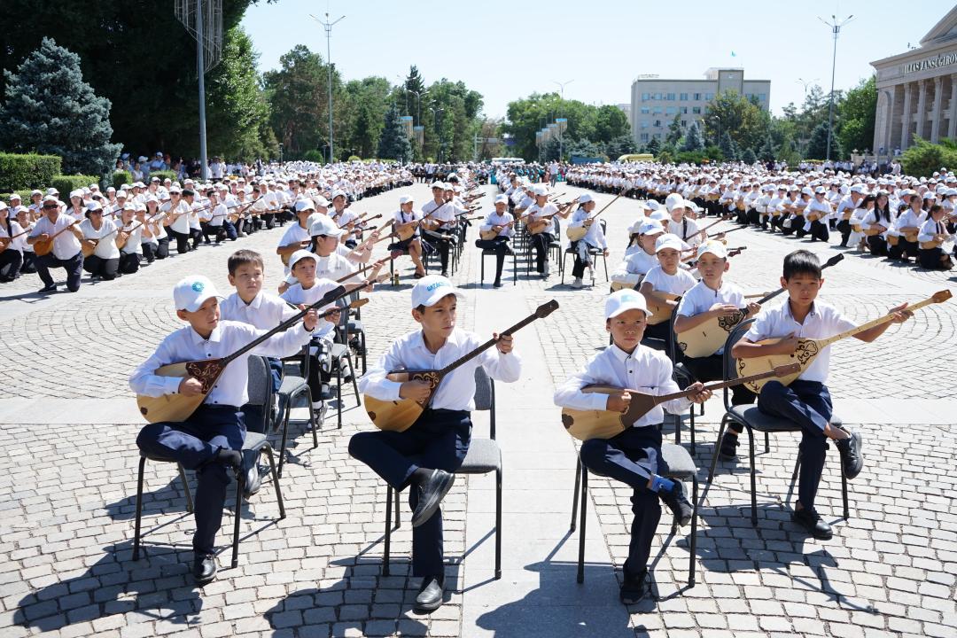 Бір сәтте бес мың адам күй тартты