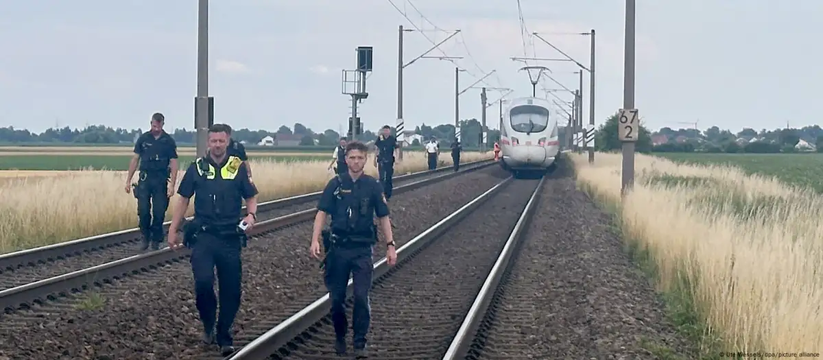 Ер адам пойыз жолаушыларына балғамен шабуыл жасаған