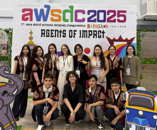 Жас дебатерлер «Аwsdc 2025» турнирінде ел намысын қорғады