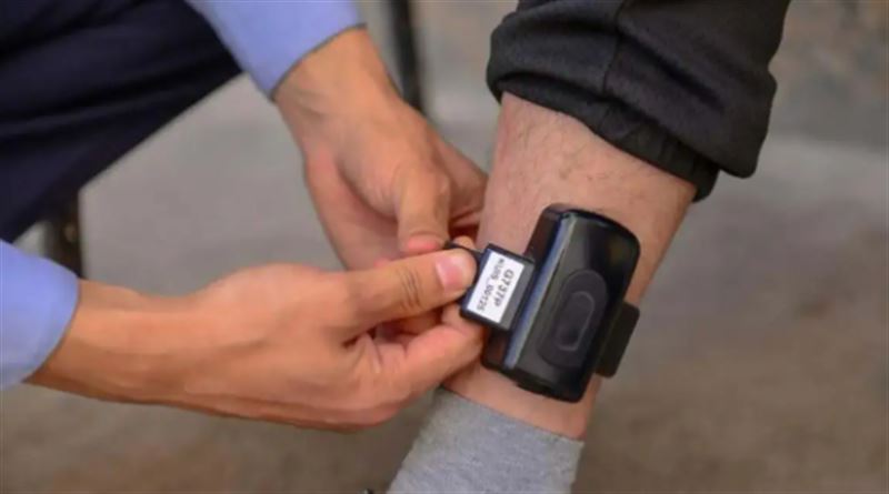 Бақылау білезігін қасақана зақымдаған ақсулық азамат сотталды