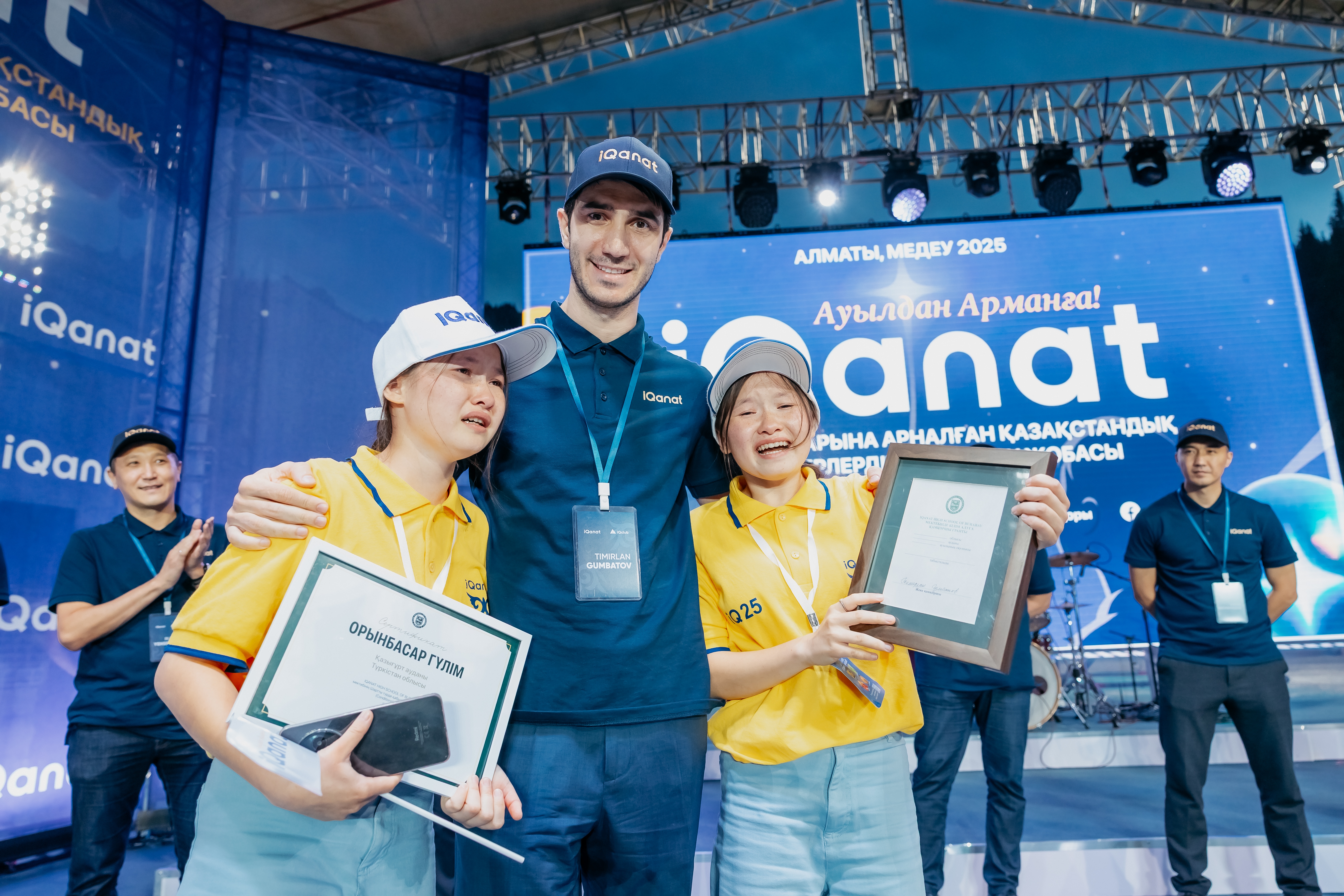 Кәсіпкер егіз қыздардың жұбын жазбай, арман мектебіне бірге оқуға түсуге көмектесті