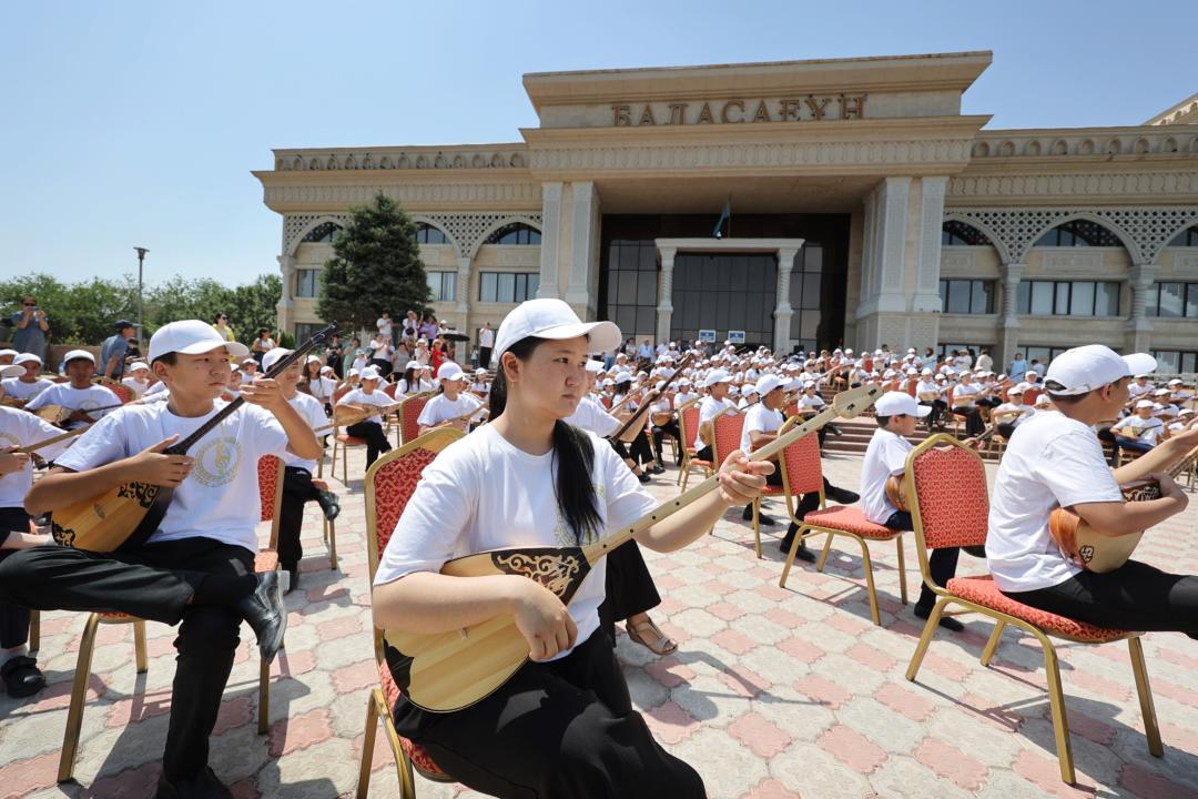 200 оқушы «Ерке сылқым» күйін тартты