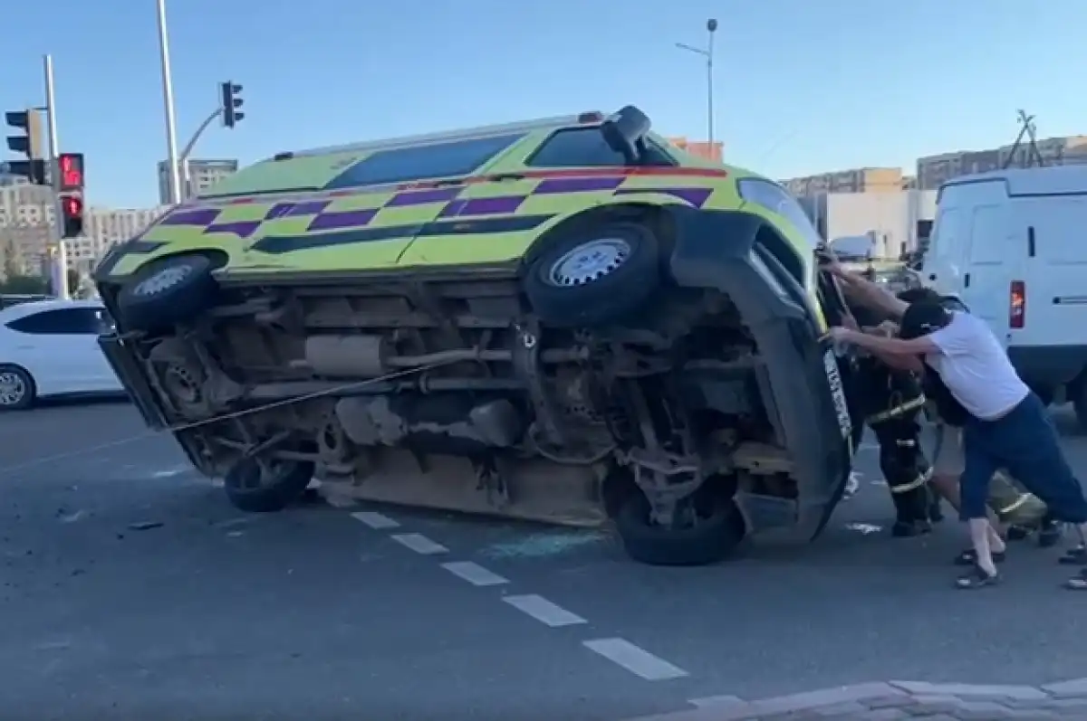 Астанада жедел жәрдем көлігі апатқа ұшырады
