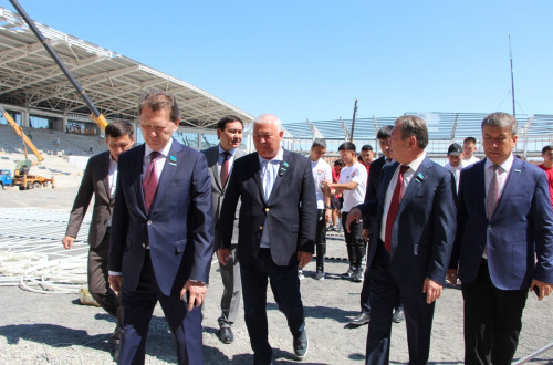 Депутаттар Қызылордада салынып жатқан стадион құрылысымен танысты
