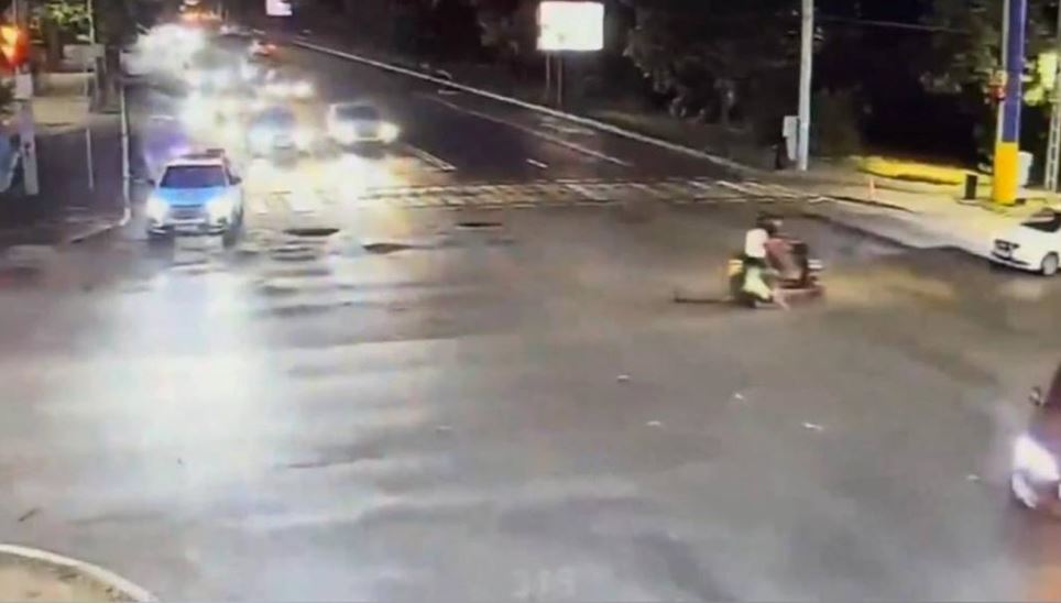 Мопед жүргізушісі полицейді қағып, қашып кетпек болған