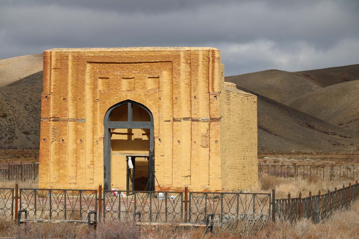 Аяққамыр мазары