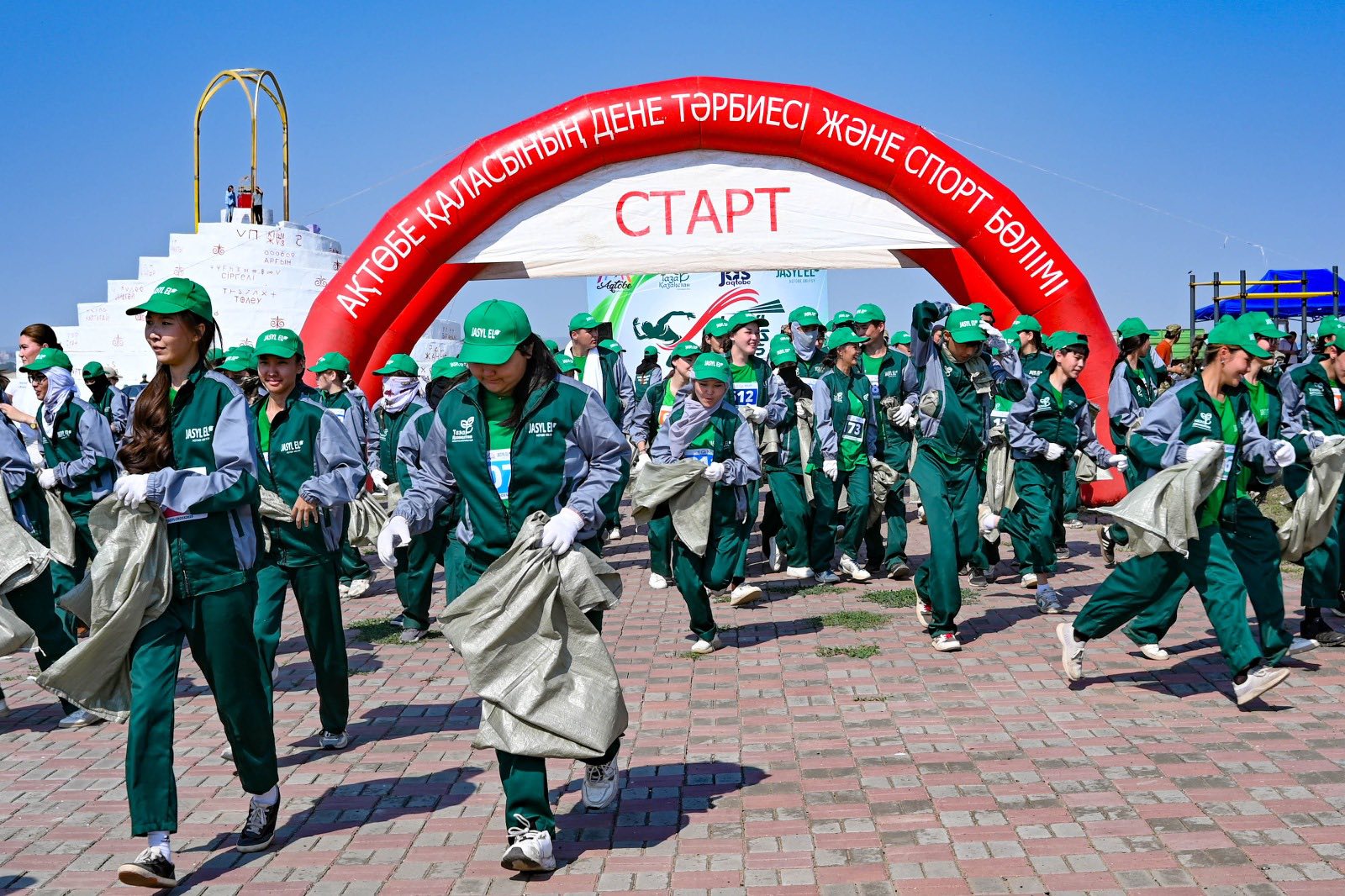 Жастар  «Махаббат тауын» қоқыстан тазартты