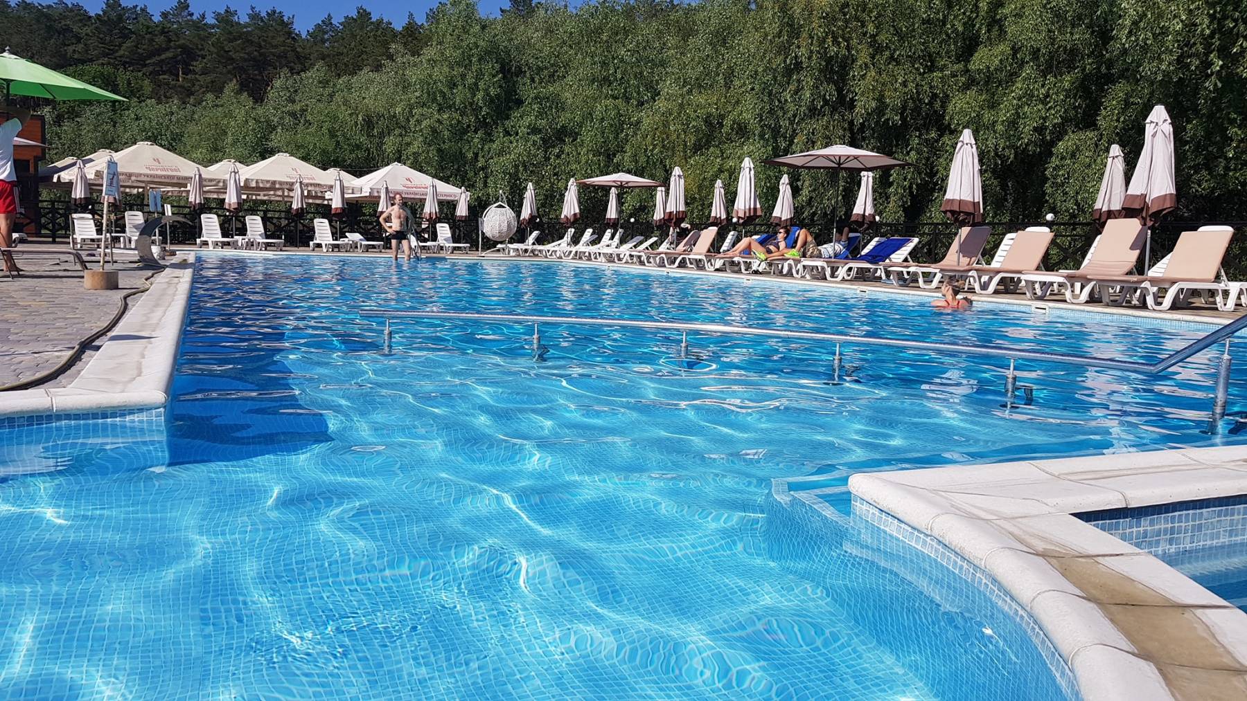 Атырауда бассейндегі хлордан 14 адам уланды