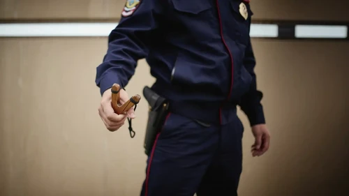 Қызметкерге тас атқан басшы жұмыстан қуылды