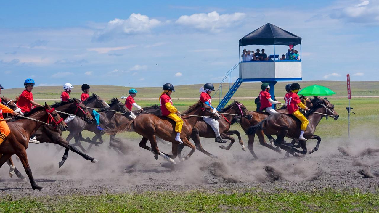 Абай – 180 жыл: Мерейтой аясында Көкпектіде өткен фестивальге 174 жүйрік, 10 мың көрермен жиналды