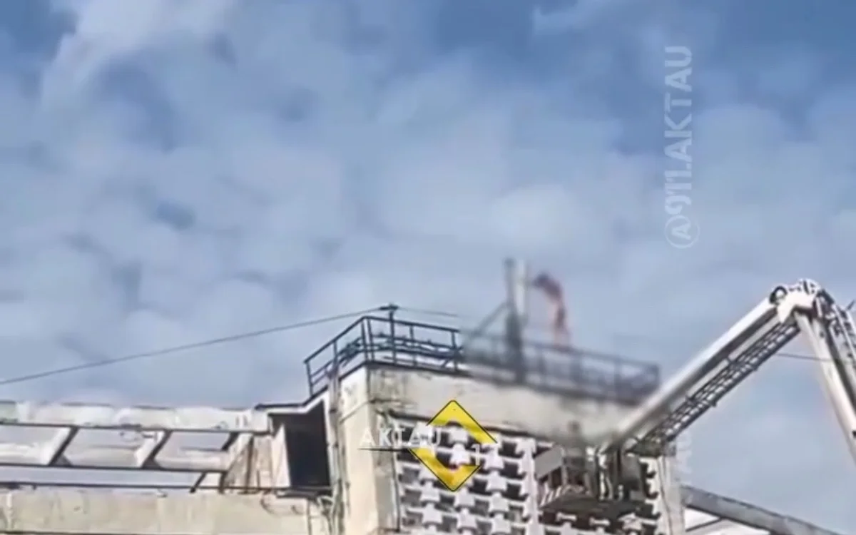 Ақтауда жалаңаш ер адам 11 қабатты үйдің төбесінен секіріп кетті