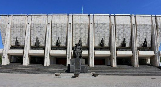 Театрлар тұлғаларды «шығарып салатын» орынға айналып кетті ме?