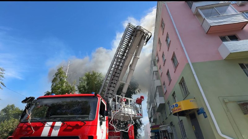 Өскеменде көппәтерлі үйдің шатырынан өрт шықты