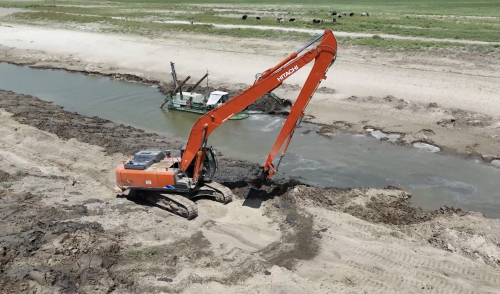 Шаруалар сумен қамтылады: Түркістанда «Машканал» каналы тазартылып жатыр