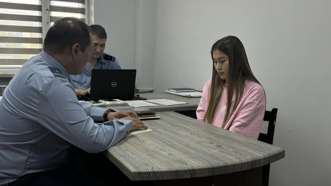 Полиция Қытайдан оралған азаматпен профилактикалық әңгіме өткізді