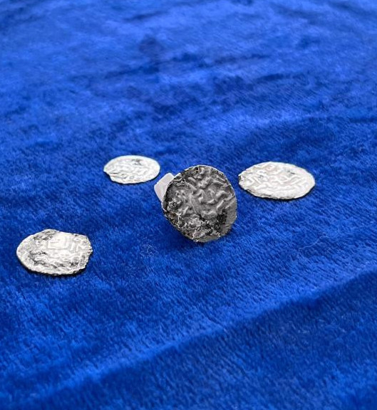 Атырау маңынан көне күміс тиындар табылды