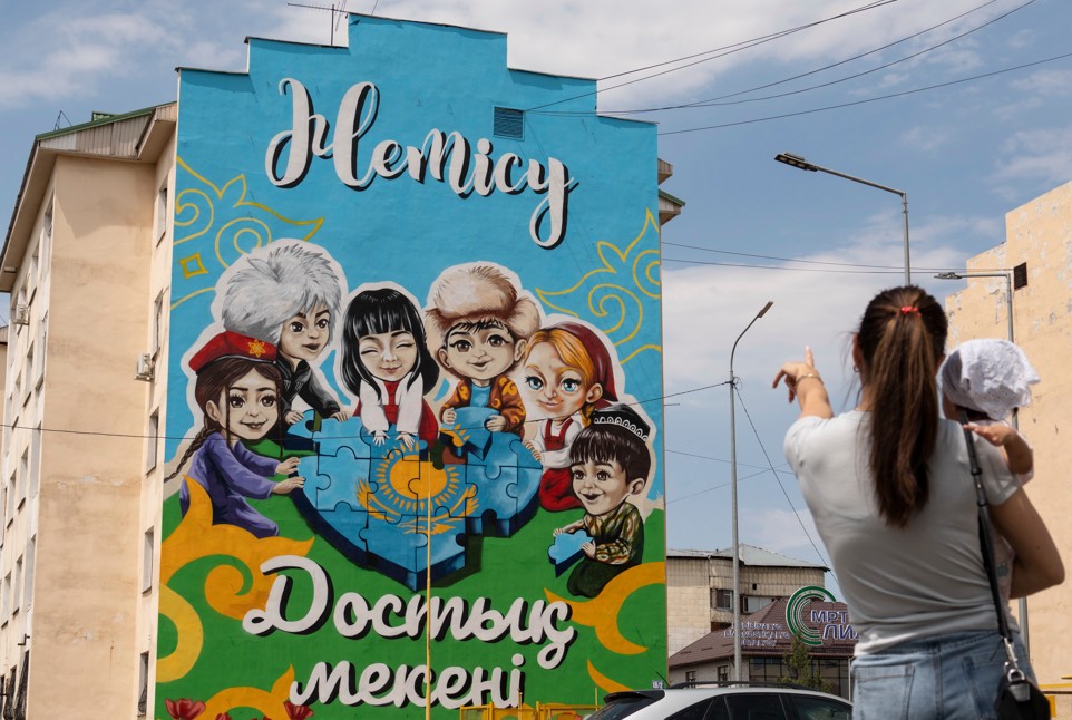 Достықты дәріптеген мұрал салынды