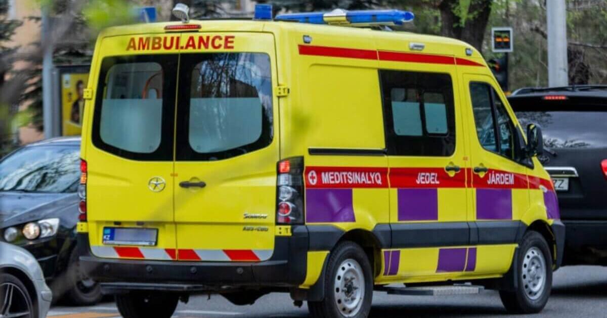 Талдықорғанда жедел жәрдем көлігі апатқа ұшырады