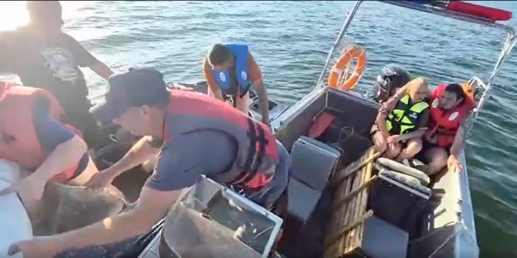 Бұқтырмада құтқарушылар аударылған қайықтан адамдарды эвакуациялады