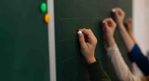 Мектеп тақтасы неге жасыл түсті?