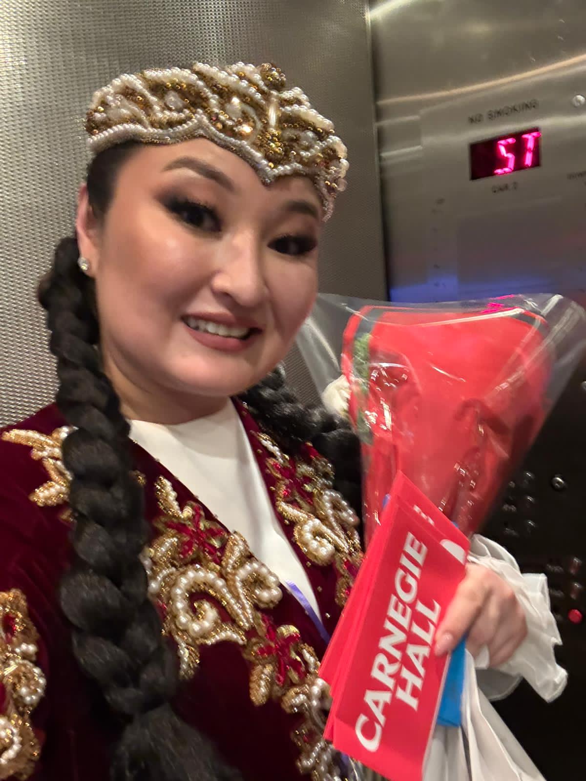 АҚШ сахнасында ән шырқады