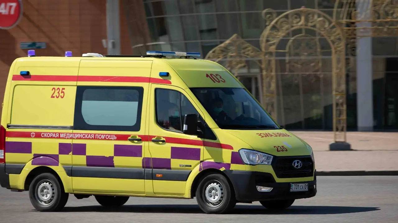 Павлодар тұрғыны балаларын бесінші қабаттан лақтырып, артынан өзі секірген