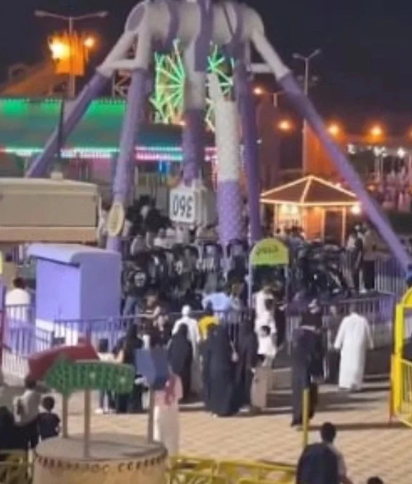 Аттракцион сынып, 23 адам жарақат алды