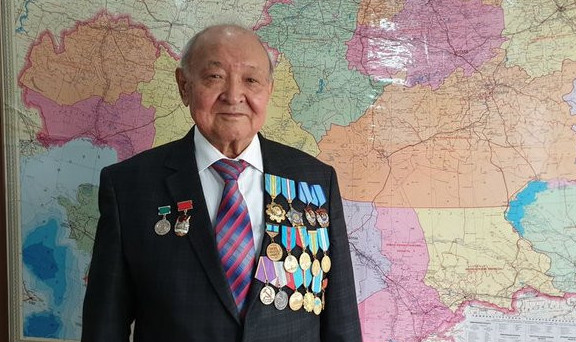 Президент Қалтай Сәмбетовке «Қазақстанның Еңбек Ері» атағын берді