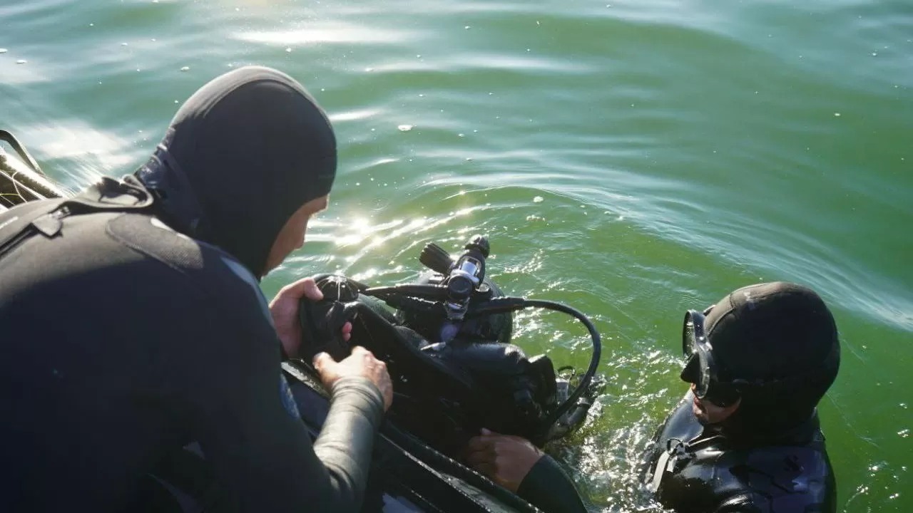 14 метр тереңдікте тікұшақтың сынықтары мен бір адамның мәйіті анықталды