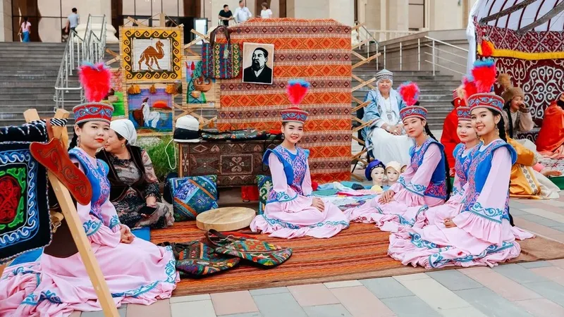 Түркістанда Абайдың 180 жылдығына орай ескерткішіне гүл шоқтары қойылды