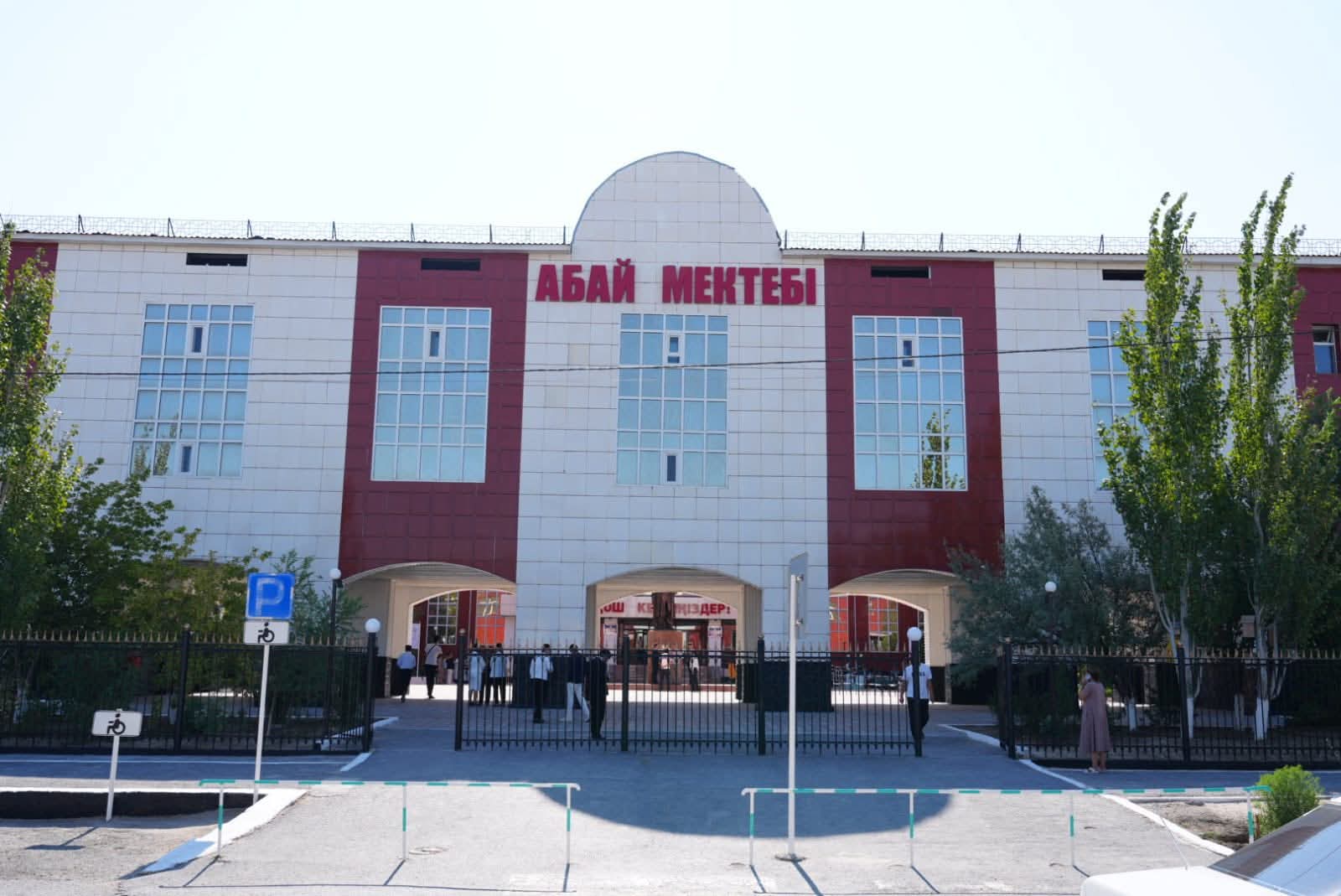 Қызылордада Абай Құнанбайұлының ескерткішіне гүл шоқтары қойылды