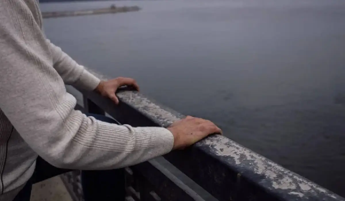 Атырауда 41 жастағы ер адам көпірден секіруге оқталған