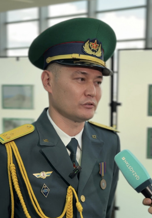 Қару мен фотоаппаратты қатар ұстаған шекарашы