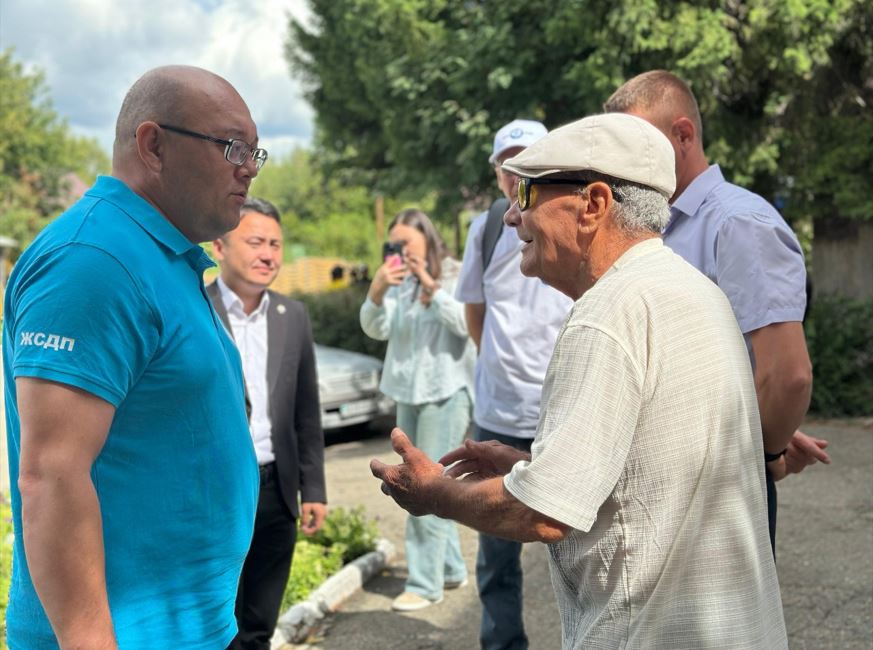 Ауыл халқы өзекті мәселелерін депутатқа жеткізді