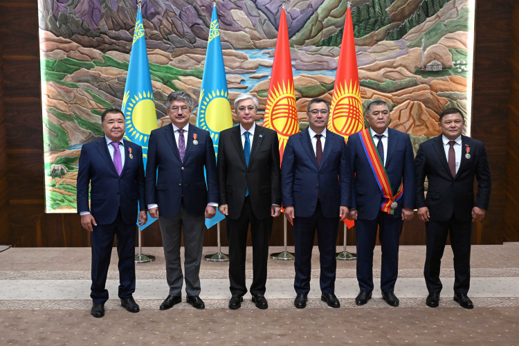 Тоқаев Қырғызстанның мемлекет және қоғам қайраткерлерін марапаттады