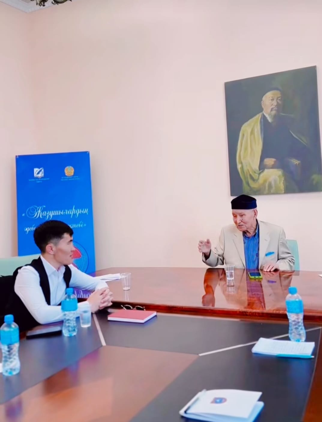 Жас әдебиетшілердің шеберлік мектебі өтуде