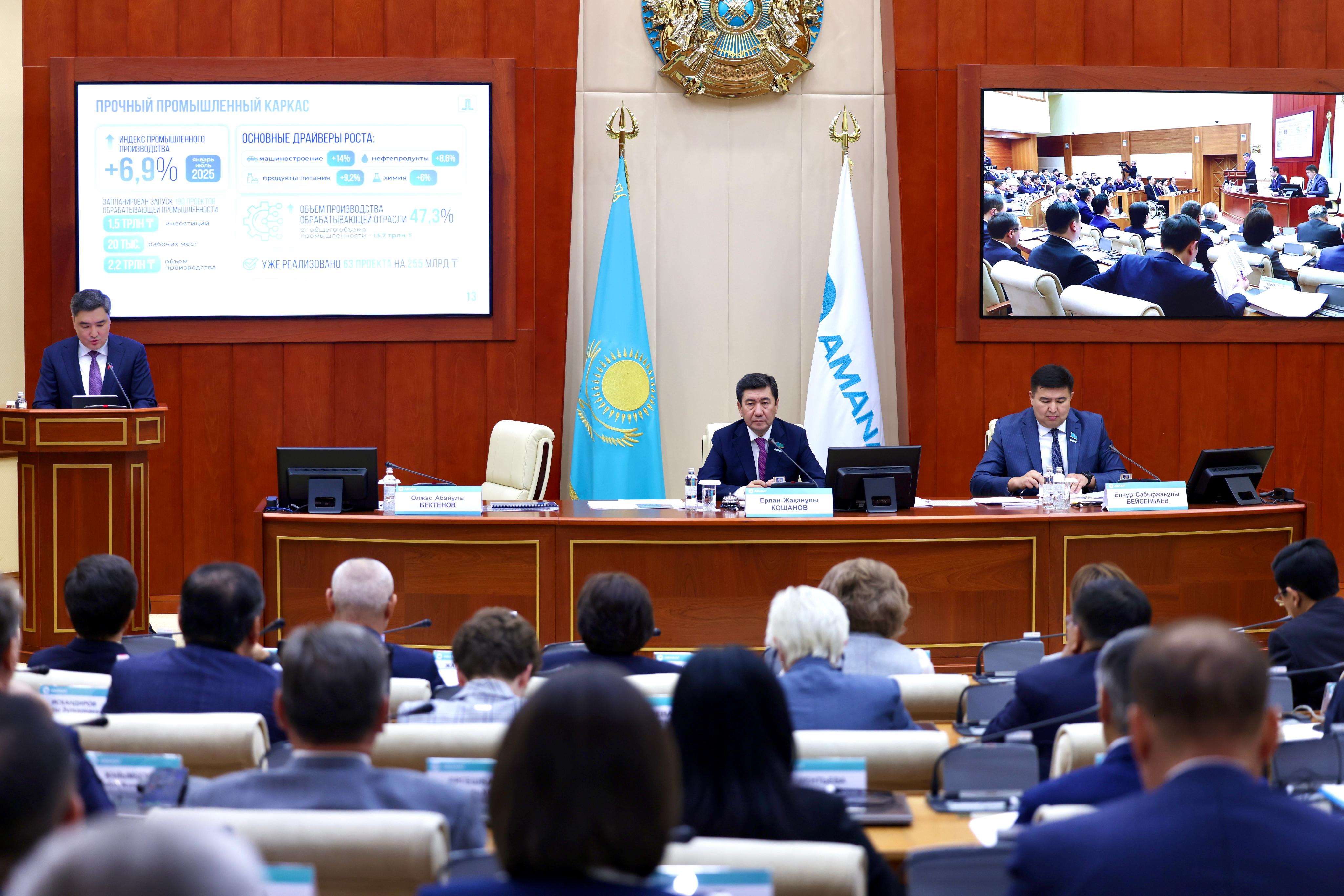 «AMANAT» партиясы фракциясы Президент Жолдауларының орындалуы туралы Премьер-Министрдің ақпаратын тыңдады