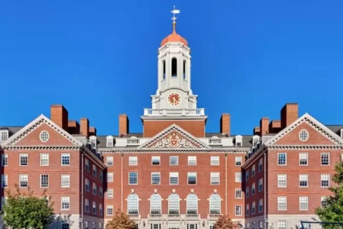 АҚШ соты Гарвард университетін гранттан айыру шешімін тоқтатты