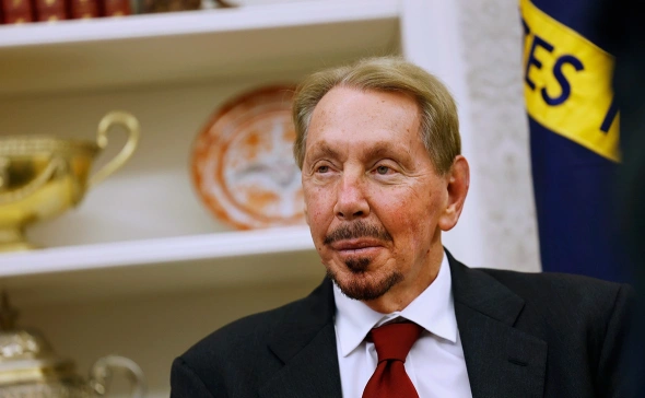 Ларри Эллисон озып тұр