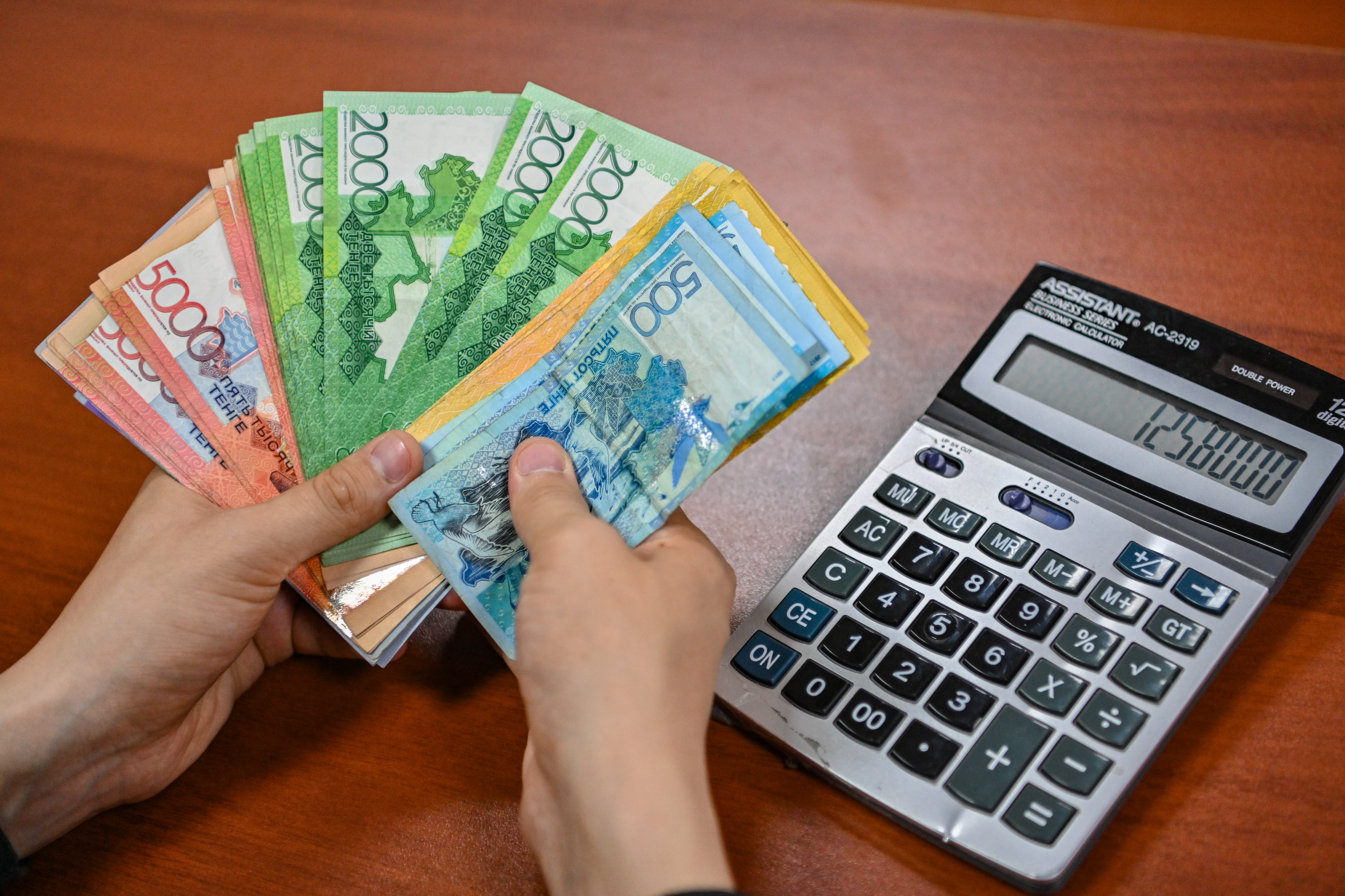 Абай облысында мектеп директоры «Даму бала» арқылы қаржы жымқырған