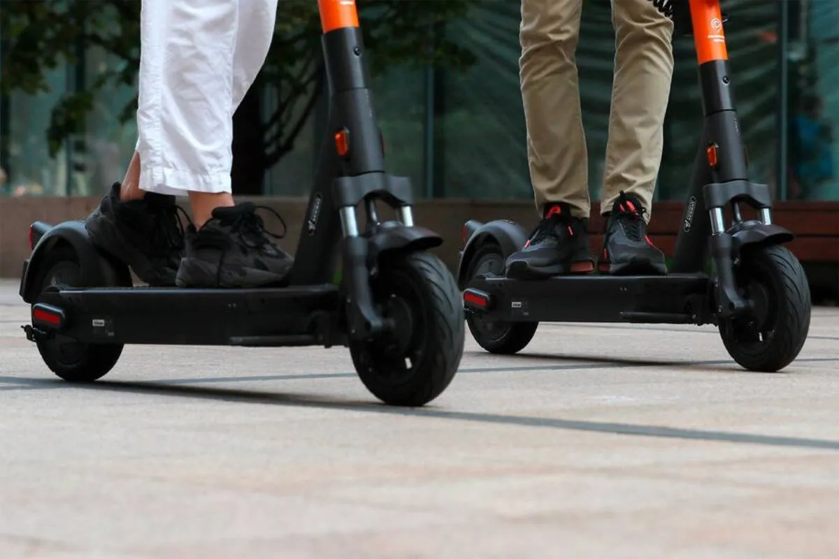 Электр мопедтері мен самокаттарға  қатысты жаңа шектеулер енгізіледі