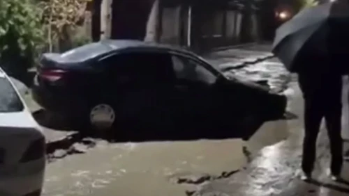 Алматыда жол жабыны опырылып, 13 көлік зақымданды