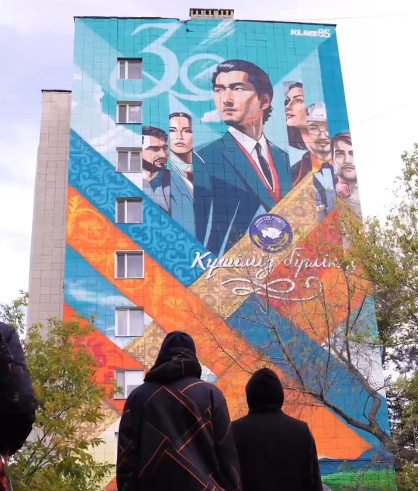 «Күшіміз – бірлікте»: Қарағандыда Қазақстан халқы Ассамблеясының 30 жылдығына арналған мурал пайда болды